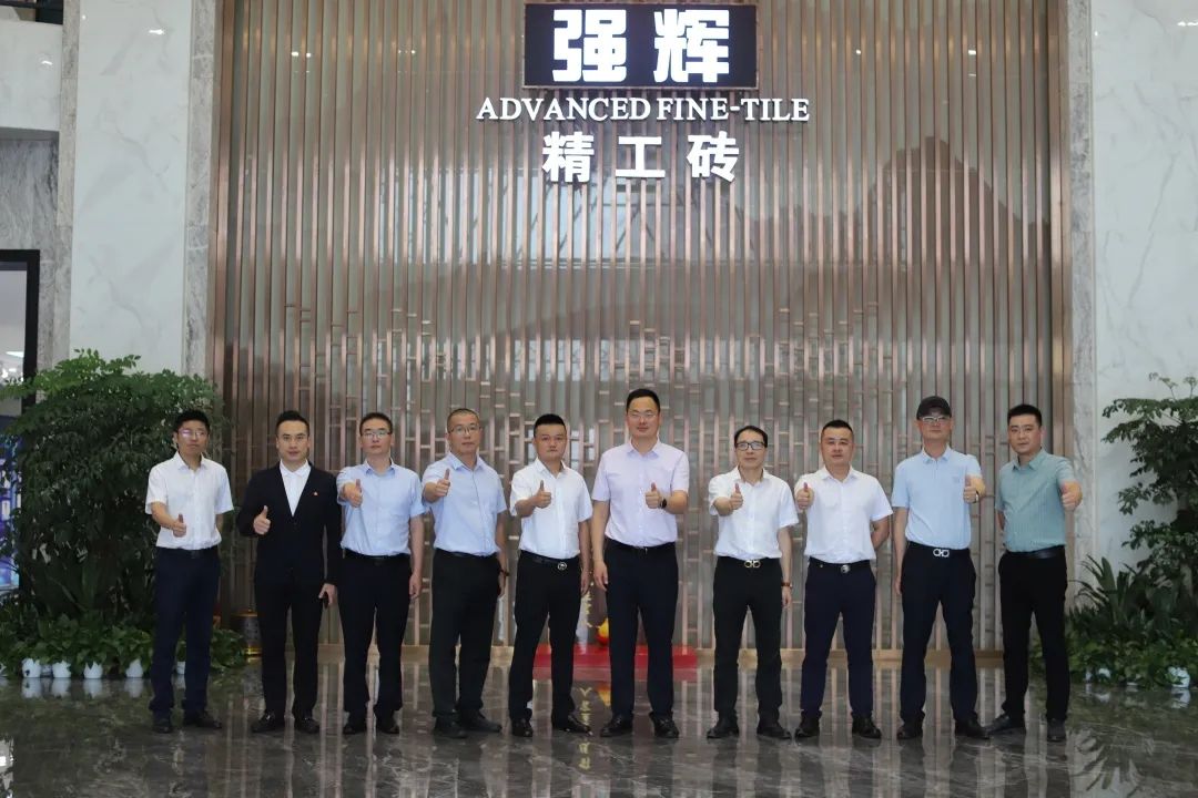 強(qiáng)輝新品質(zhì)感大師又出圈？華美立家團(tuán)隊(duì)參觀強(qiáng)輝總部展廳！