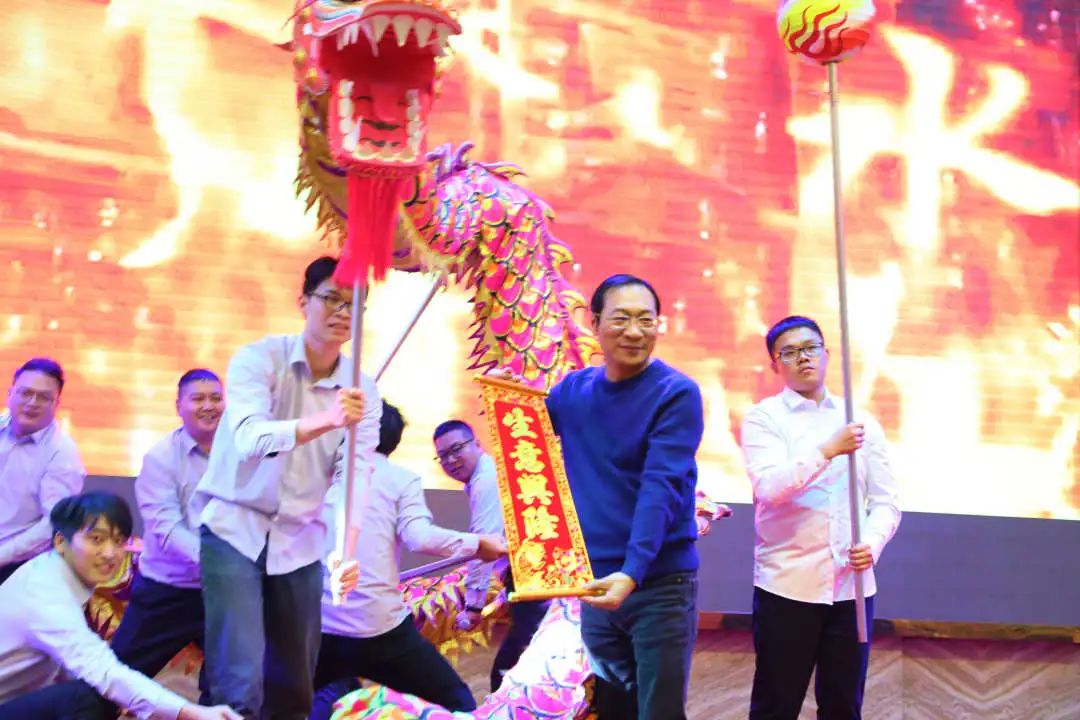 金虎迎新·領(lǐng)跑2022 | 集團(tuán)年度總結(jié)會(huì)暨新年晚會(huì)完美落幕！(圖16)