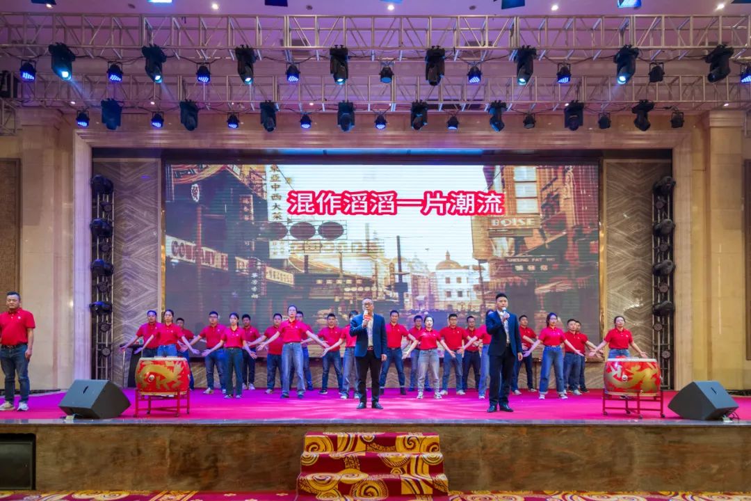 聚勢·創(chuàng)變·敢為 | 強輝集團(tuán)2025年迎新晚會圓滿結(jié)束，共繪未來新藍(lán)圖(圖22)