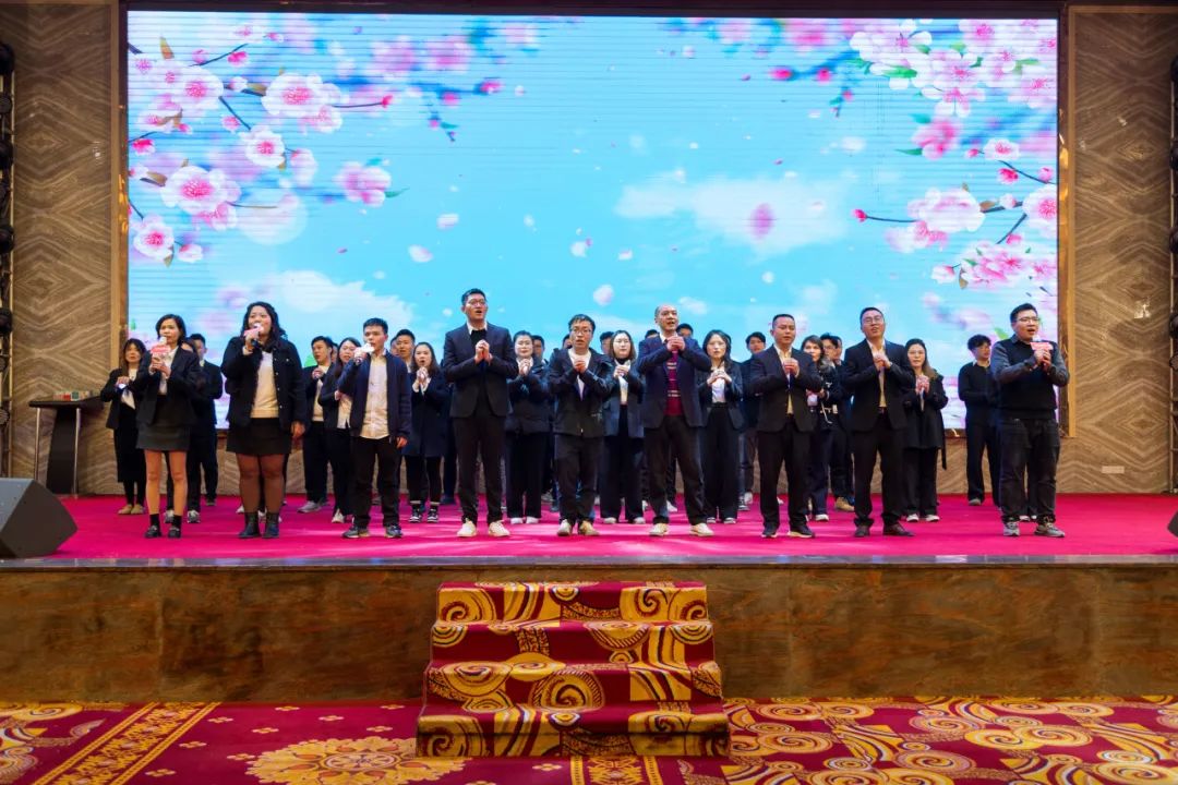 聚勢·創(chuàng)變·敢為 | 強輝集團(tuán)2025年迎新晚會圓滿結(jié)束，共繪未來新藍(lán)圖(圖26)