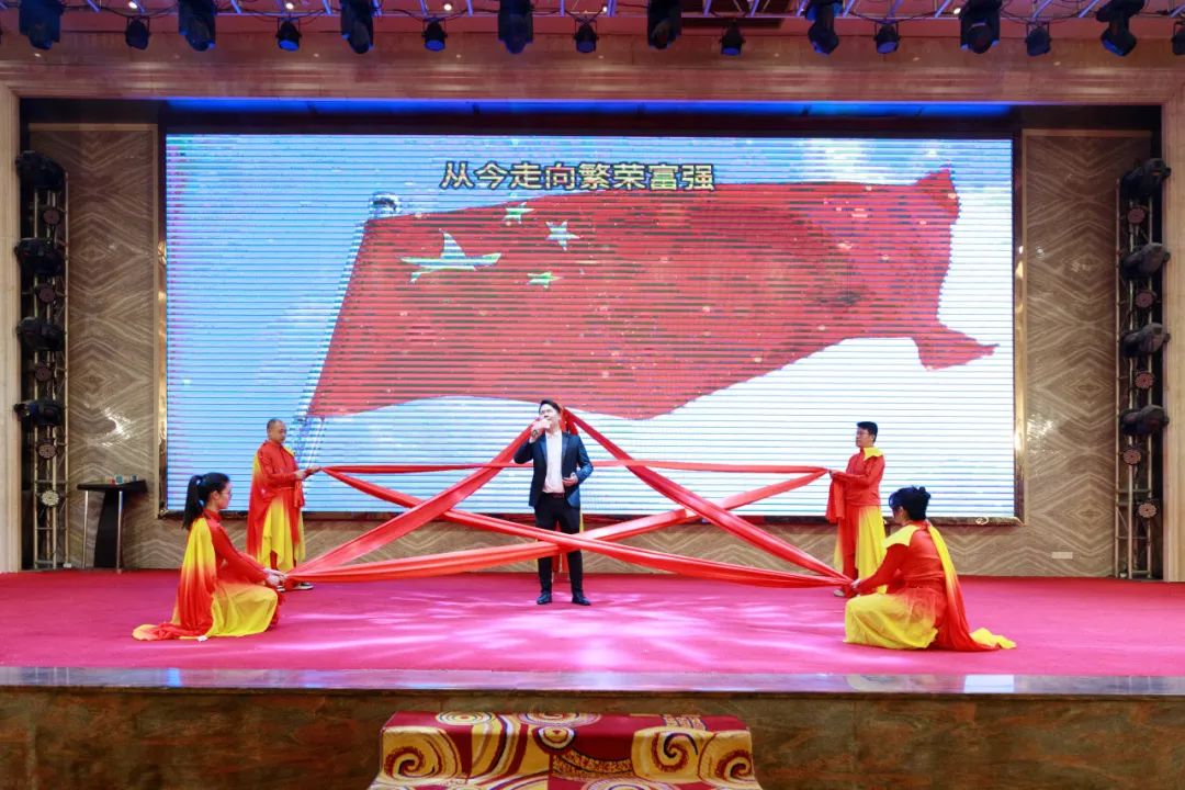 聚勢·創(chuàng)變·敢為 | 強輝集團(tuán)2025年迎新晚會圓滿結(jié)束，共繪未來新藍(lán)圖(圖25)